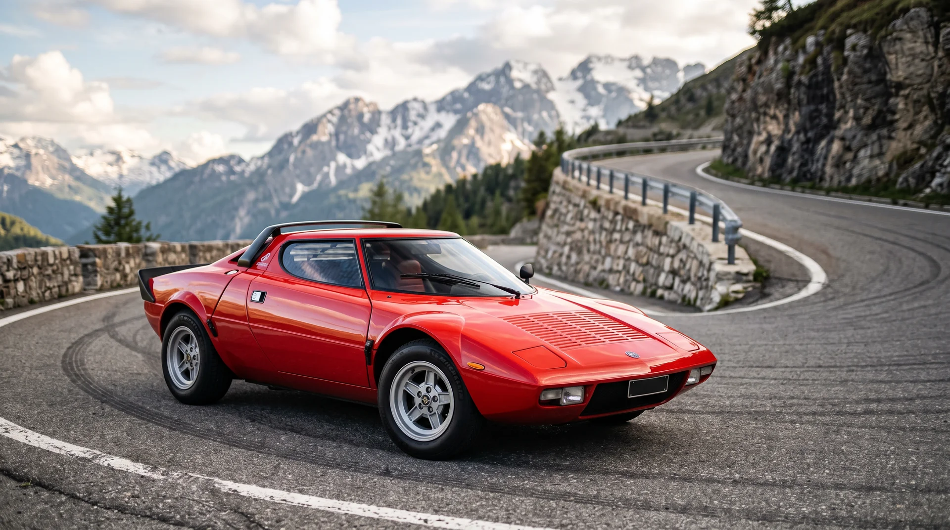 Roter Lancia Stratos HF Stradale in einer Kehre einer Alpenpassstraße