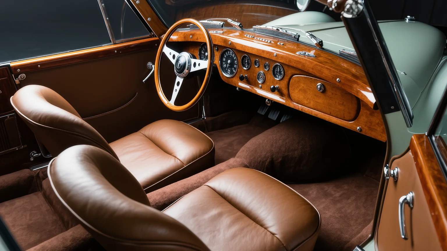 Gepflegtes klassisches Automobil-Interieur mit Ledersitzen und Holzarmaturen
