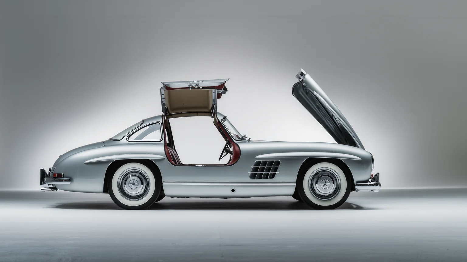 Silberner Mercedes-Benz 300 SL Flügeltürer mit geöffneten Türen