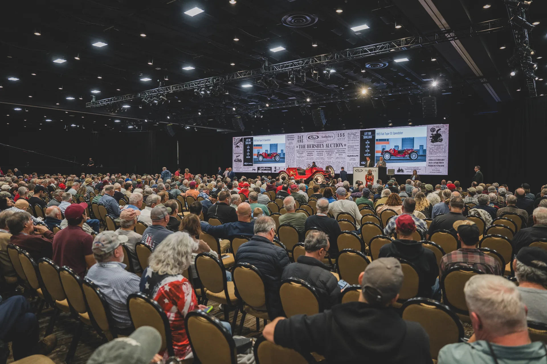 Voller Auktionssaal in der Hershey Lodge während der Versteigerung von RM Sotheby's im Oktober 2026